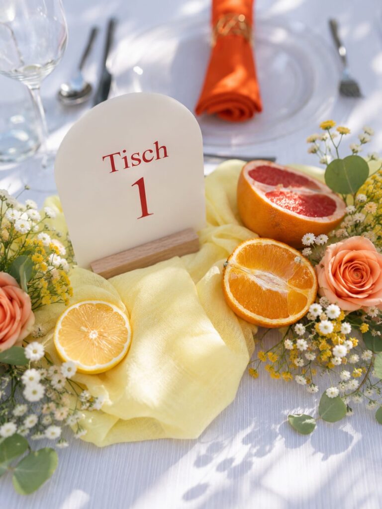 Sommerhochzeit mit Obst als Dekoration in gelb, rosa, orange und grün