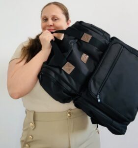 Romana mit Notfallrucksack. Diesen hat sie bei jeder Hochzeit mit dabei.