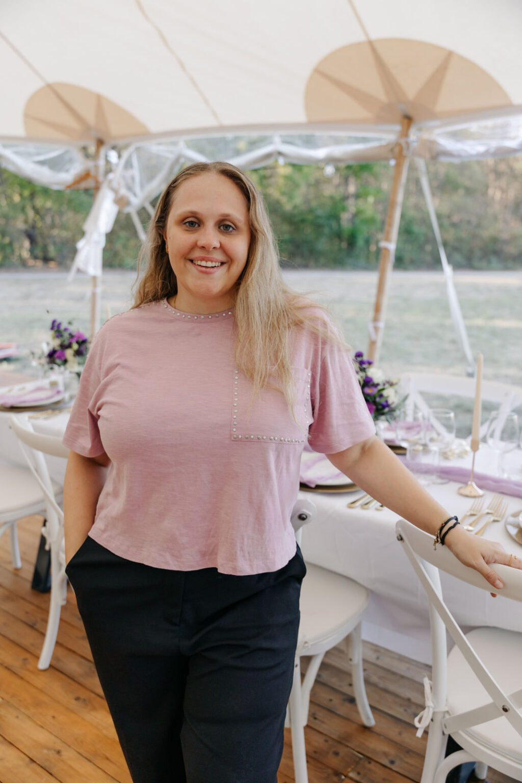 Hochzeitsplanerin Romana im festlich dekorierten Outdoor‑Setting